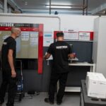 Empleados de Servitruck organizando y revisando documentos en la oficina del taller