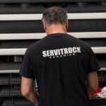 Mecánico de Servitruck Canarias trabajando en el motor de un camión rojo DAF