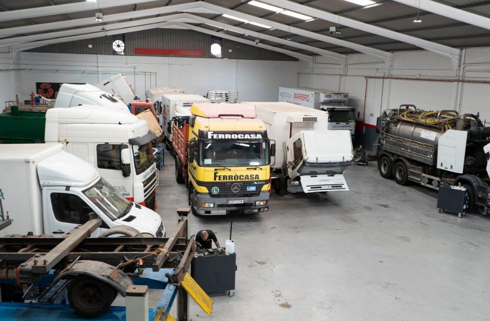 Vista general del taller de Servitruck con varios vehículos industriales en reparación y mantenimiento.